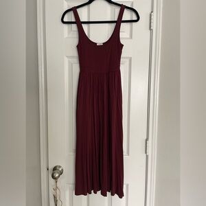 Wilfred Aritzia Market Midi Dress
Squareneck midi tank dress in Burgundy - XS